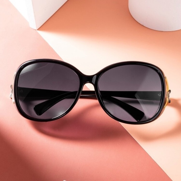 Black & Gold Oversized Sunglasses Polarized New with Case - Picture 5 of 5